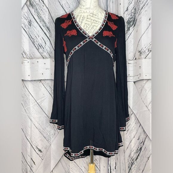 NWT Paper Crane Black Boho Mini Dress M - Picture 1 of 9